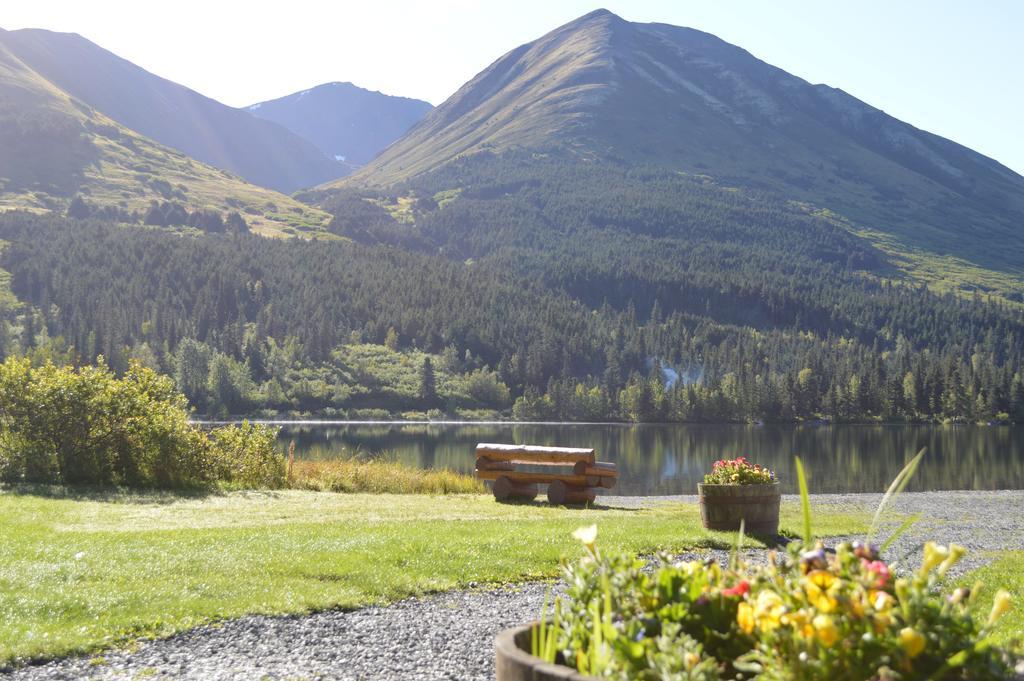 Summit Lake Lodge Buitenkant foto