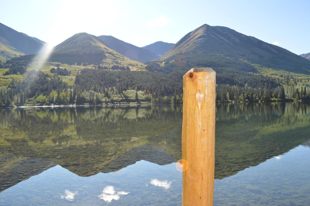 Summit Lake Lodge Buitenkant foto