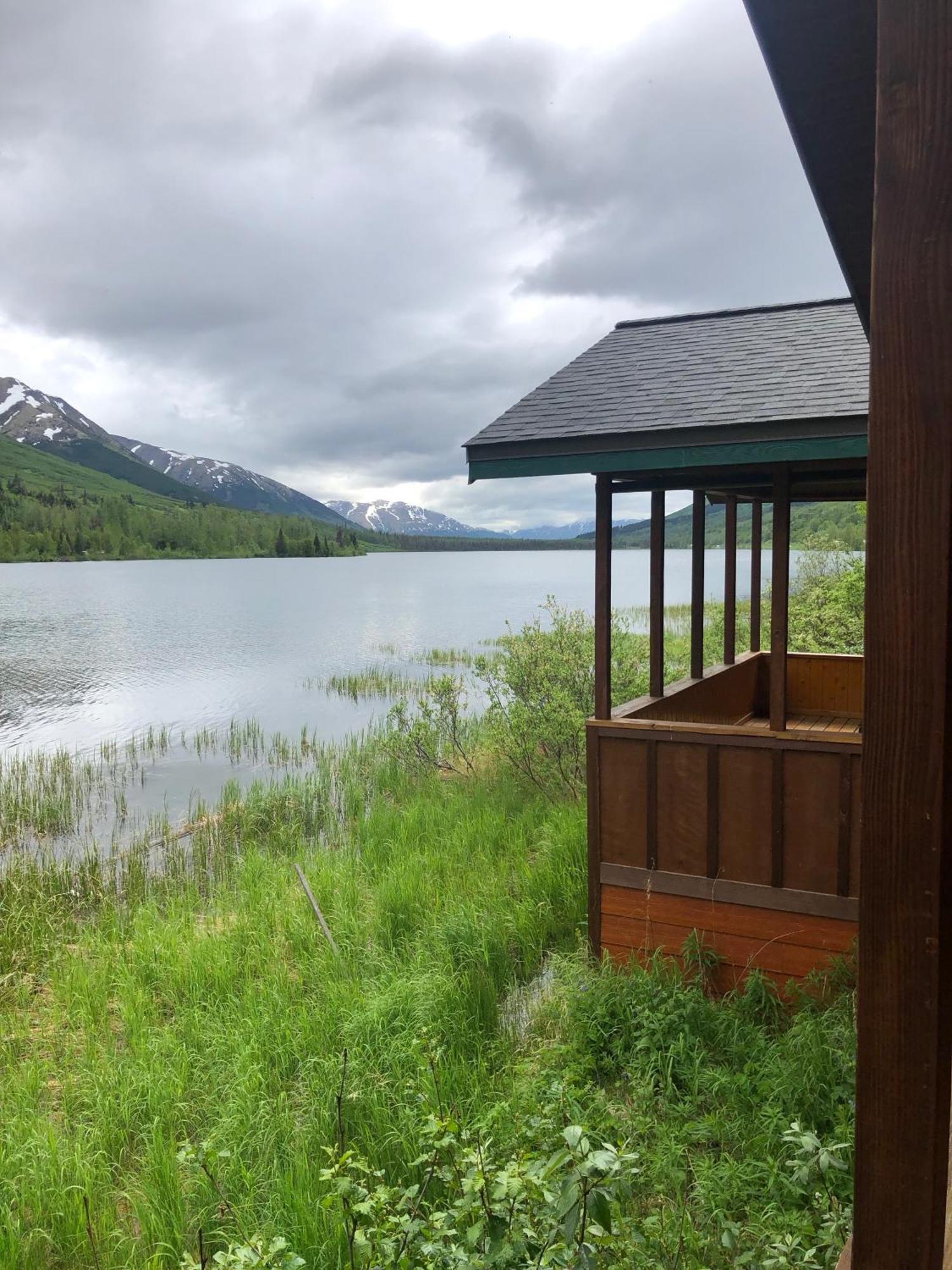 Summit Lake Lodge Buitenkant foto