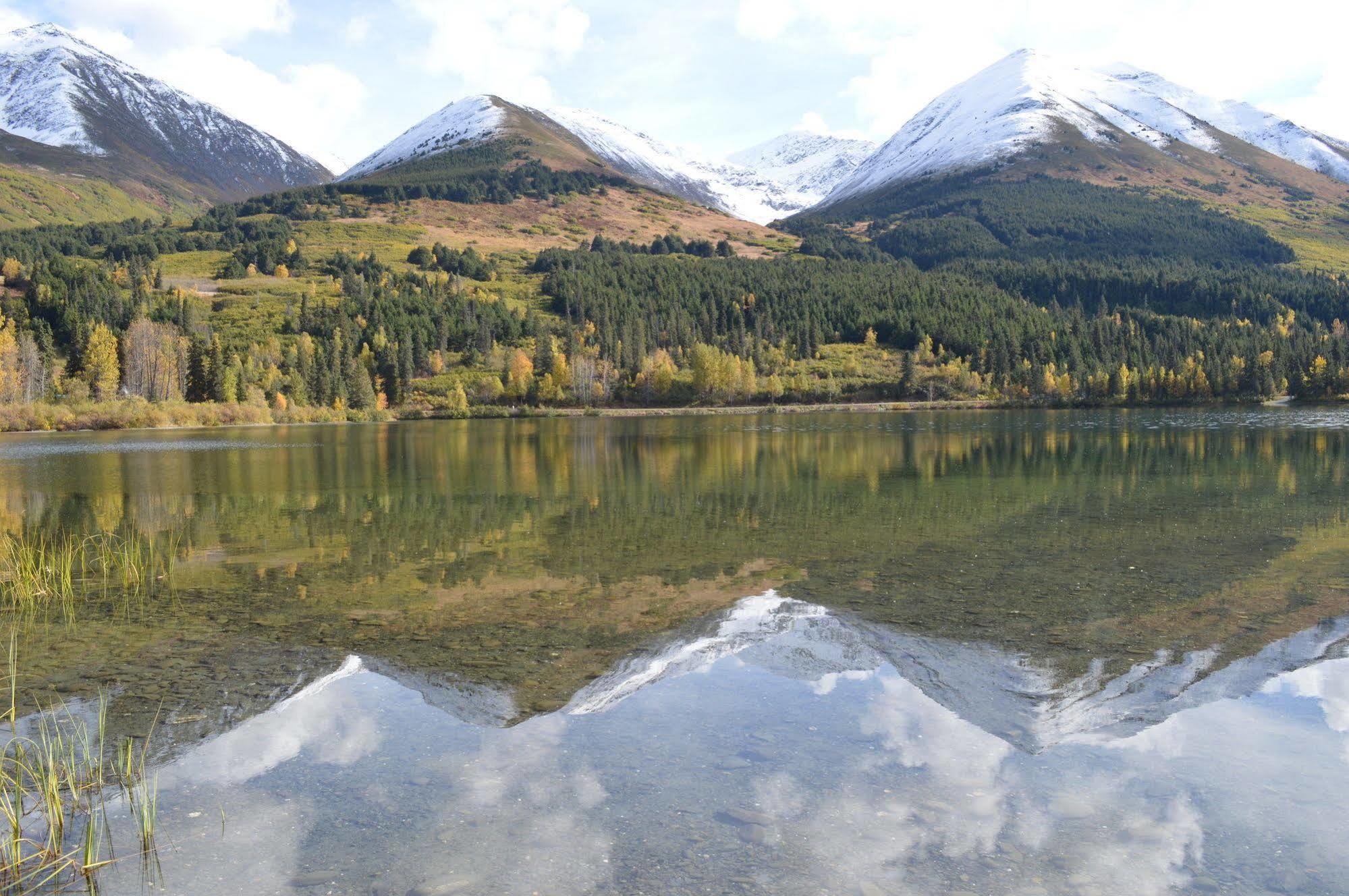 Summit Lake Lodge Buitenkant foto