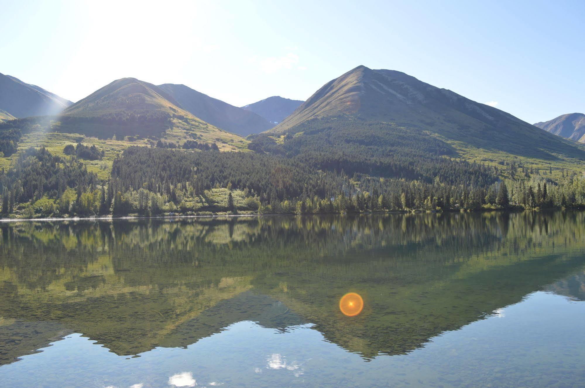Summit Lake Lodge Buitenkant foto